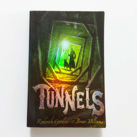 Tunnels (Tunnels #1) by Roderick Gordon, Brian Williams
